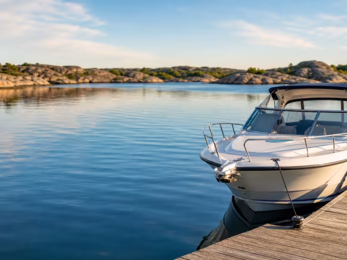 Motorbåt tryggt förtöjd vid brygga i svensk skärgård