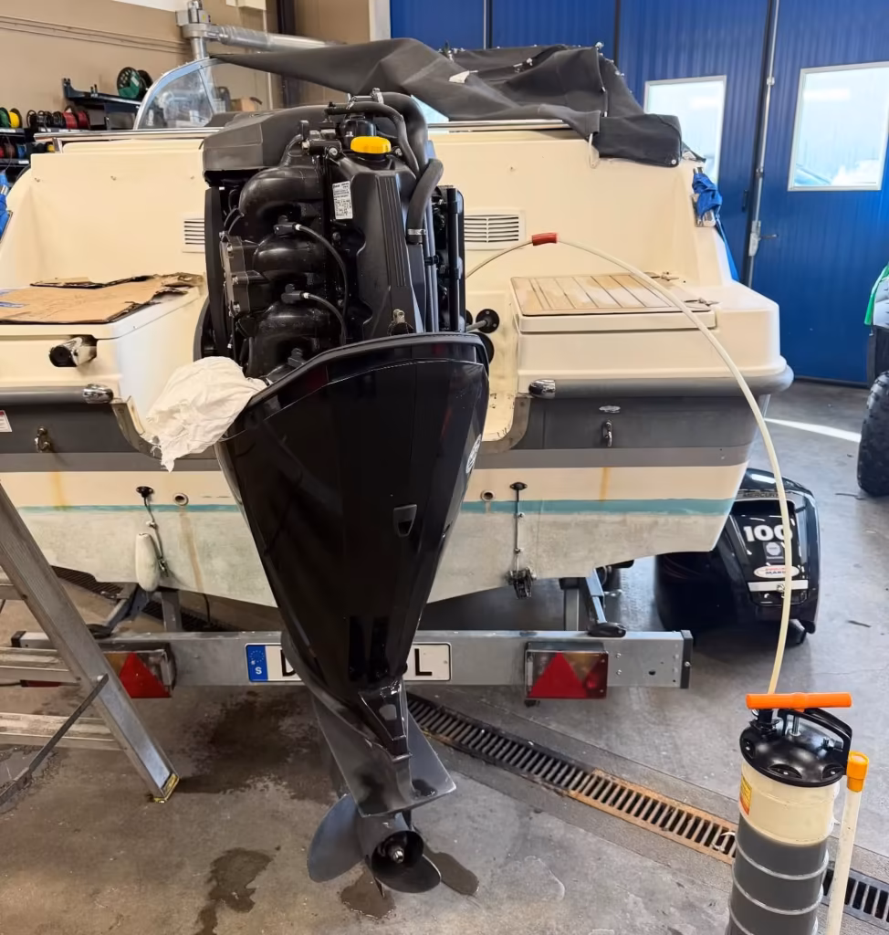 Utombordsmotor med avtaget motorkåpa vid service i Rodins Marins verkstad