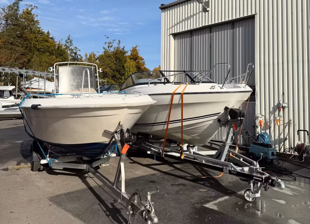 Två motorbåtar på trailer utanför Rodins Marins hall