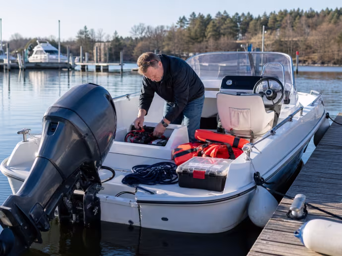 Båtägare kontrollerar batteri och utrustning inför vårens första tur.