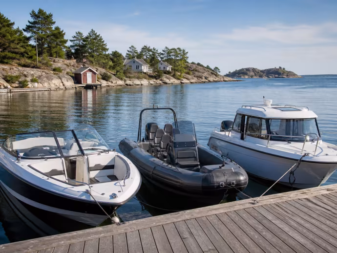 Bowrider, RIB och kabinbåt ligger sida vid sida i en svensk skärgård.