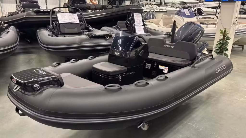Grand 380 Black Edition -23 med Yamaha F30 BETL -25