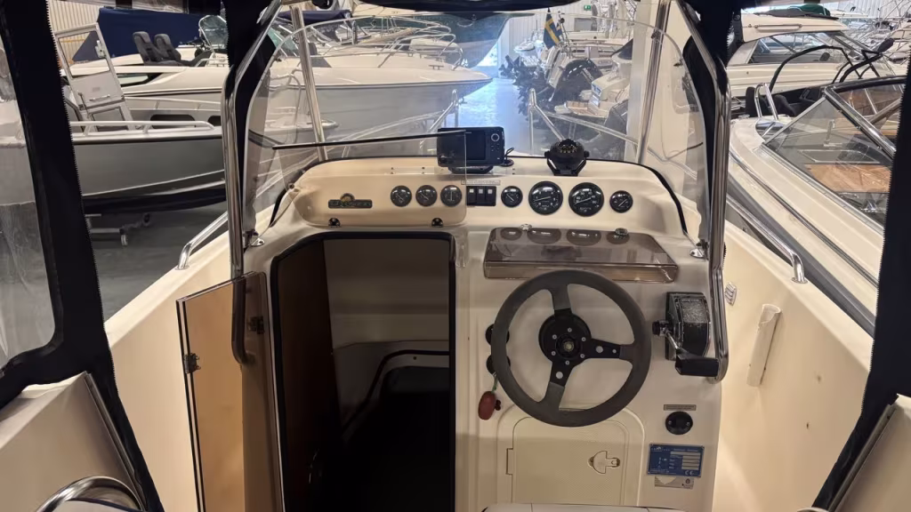 Uttern 6402 med Mercruiser 3,0 L -00 bild 3
