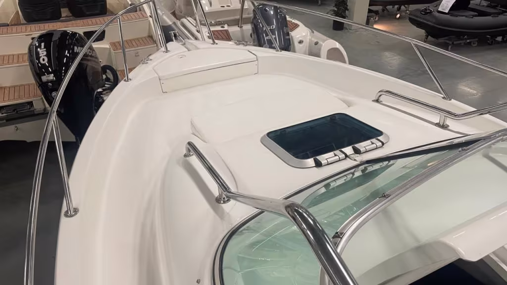 Jeanneau 725 WA med Volvo Penta 4.3 GL -00 – 1 ägare bild 6