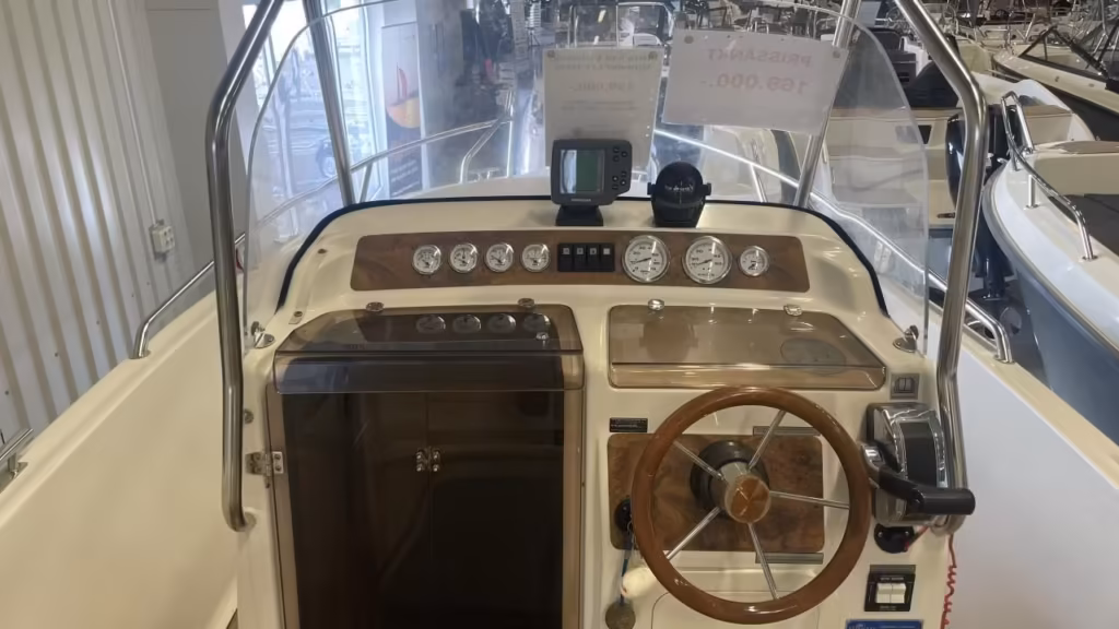 Uttern S64 Exclusive med Mercruiser 4,3 L -02 bild 4