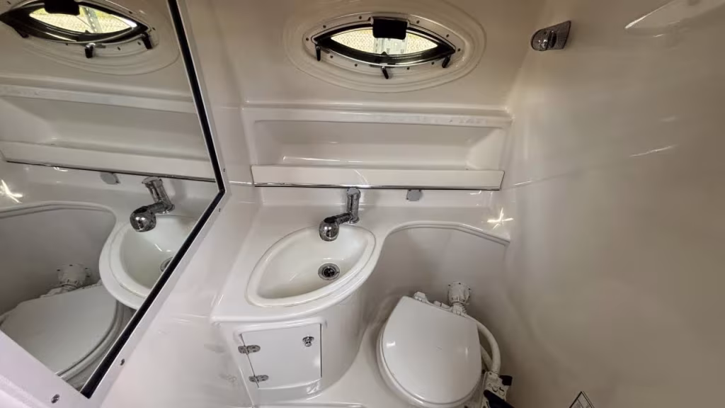 Stingray 250 CS med Volvo Penta 5.0L GXI 270 / DP -13 bild 12