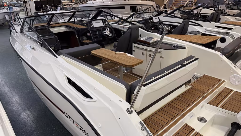 Uttern D70 med Mercury F 250 /2026/White Edition. bild 2