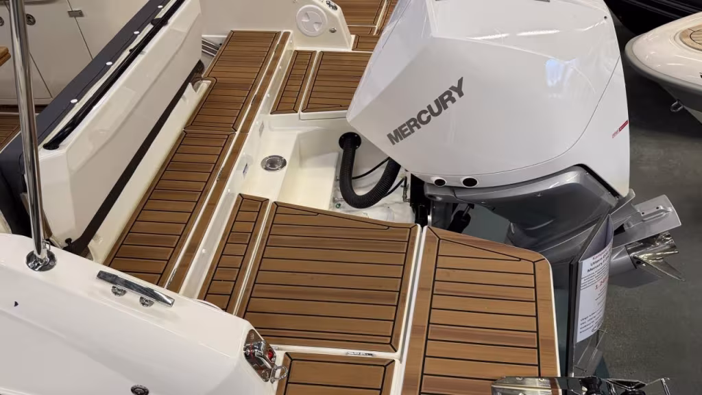 Uttern D70 med Mercury F 250 /2026/White Edition. bild 3