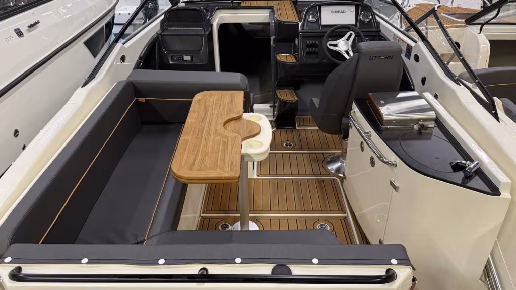 Uttern D70 med Mercury F 250 /2026/White Edition. bild 4