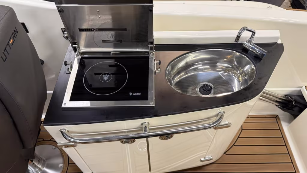 Uttern D70 med Mercury F 250 /2026/White Edition. bild 5