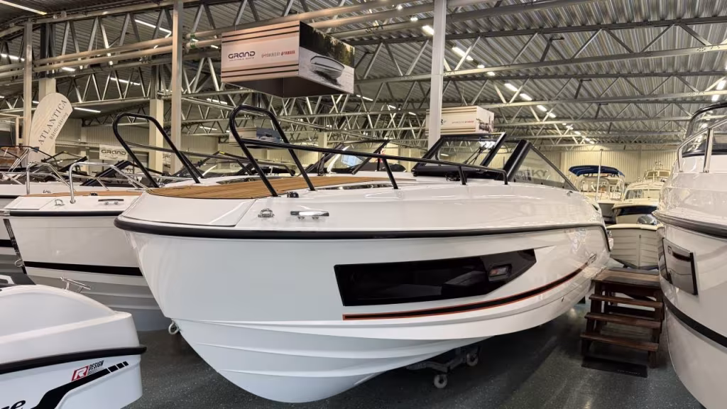Uttern D70 med Mercury F 250 /2026/White Edition.