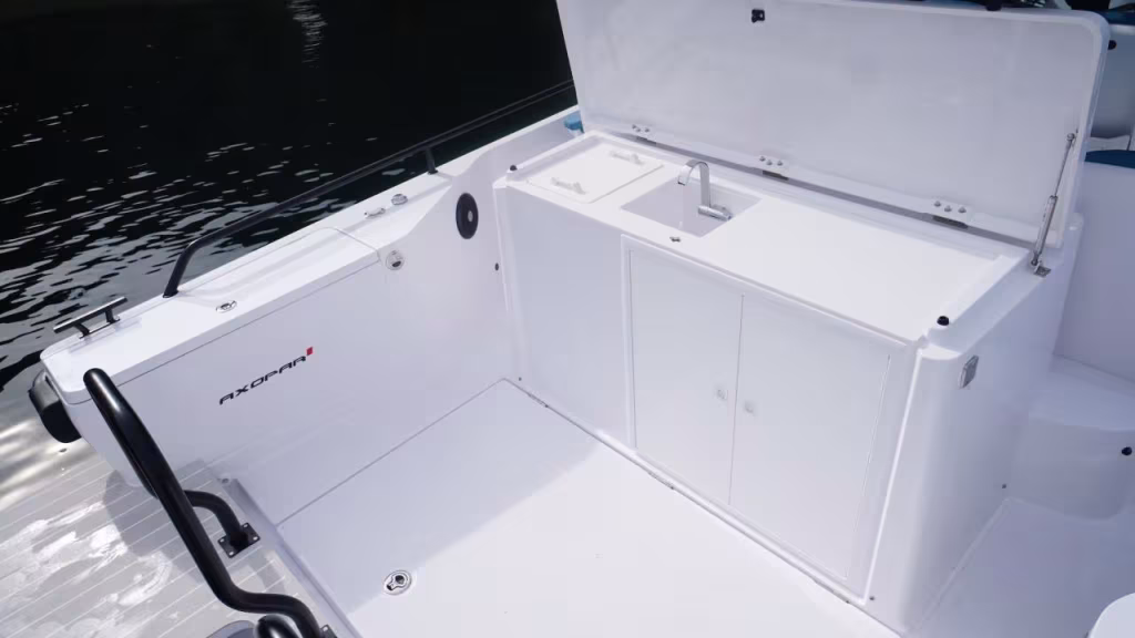 Axopar 28 Cabin -22 Yamaha F375 XTO -21 bild 4