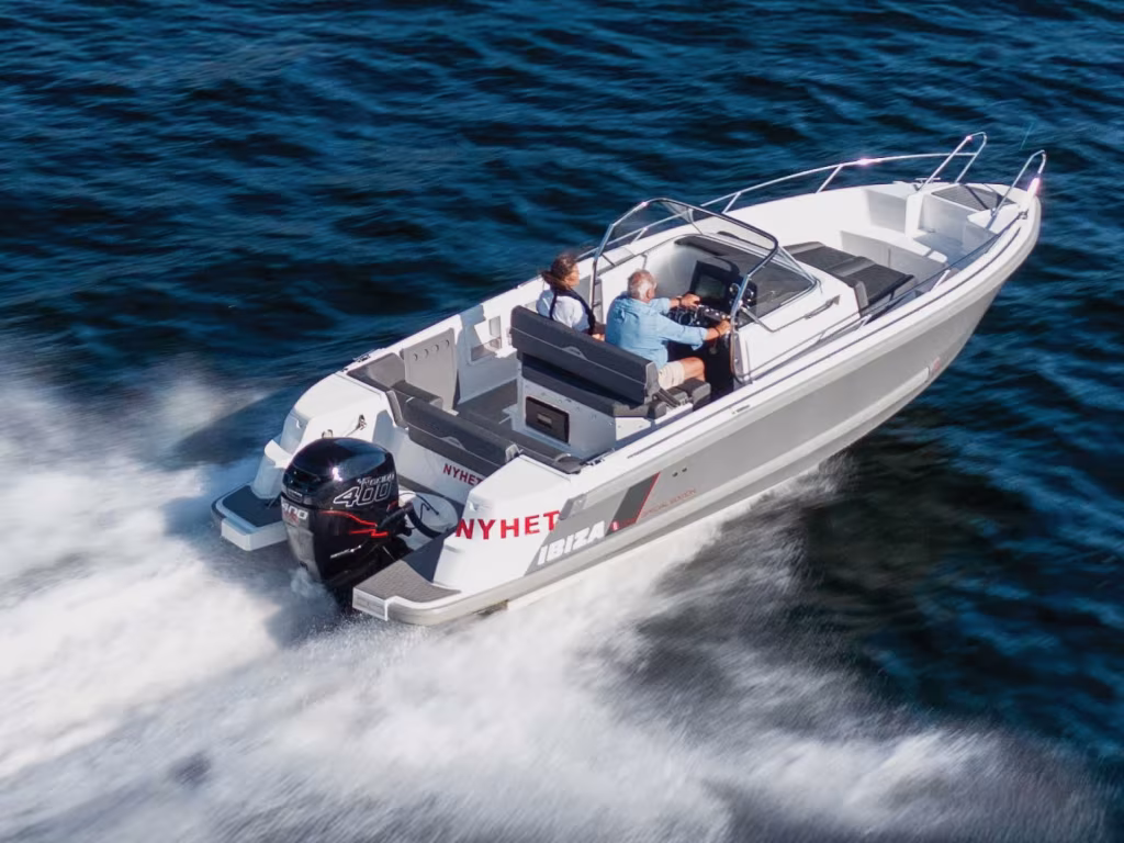 IBIZA 801 Sport CAB på vattnet