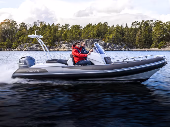 Grand Golden Line G580 kör på vattnet