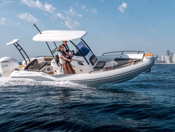 Grand Golden Line G750 kör på vattnet
