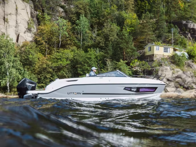 Uttern D70 kör på vattnet