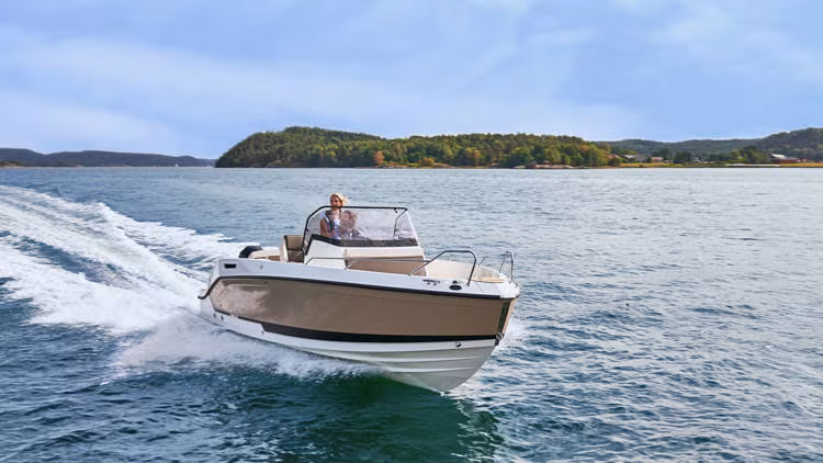 Uttern S65 kör på vattnet