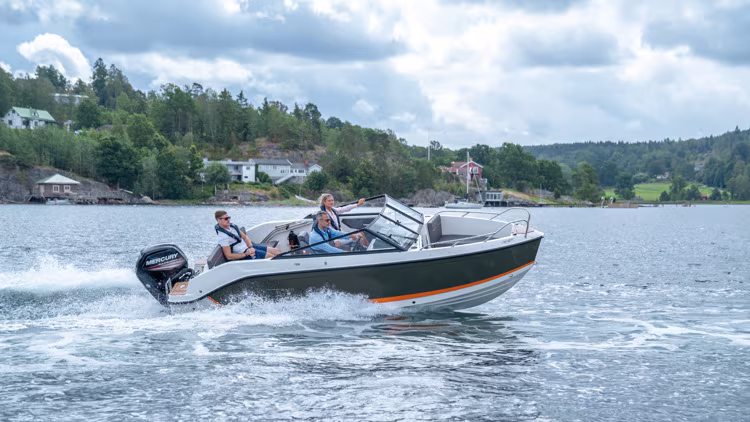 Uttern T59 kör på vattnet