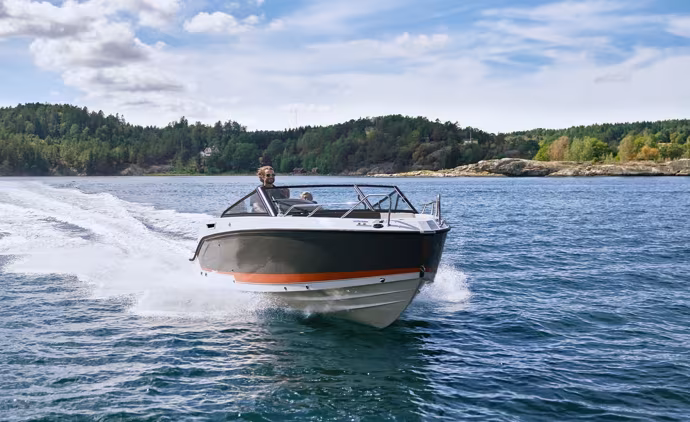 Uttern T65 kör på vattnet