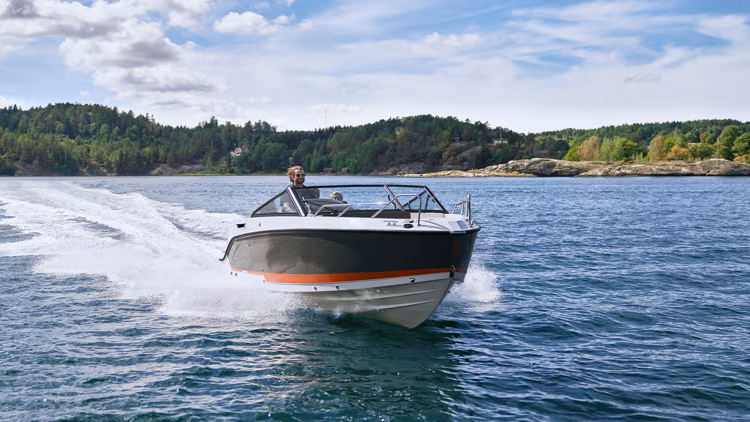 Uttern T65 kör på vattnet