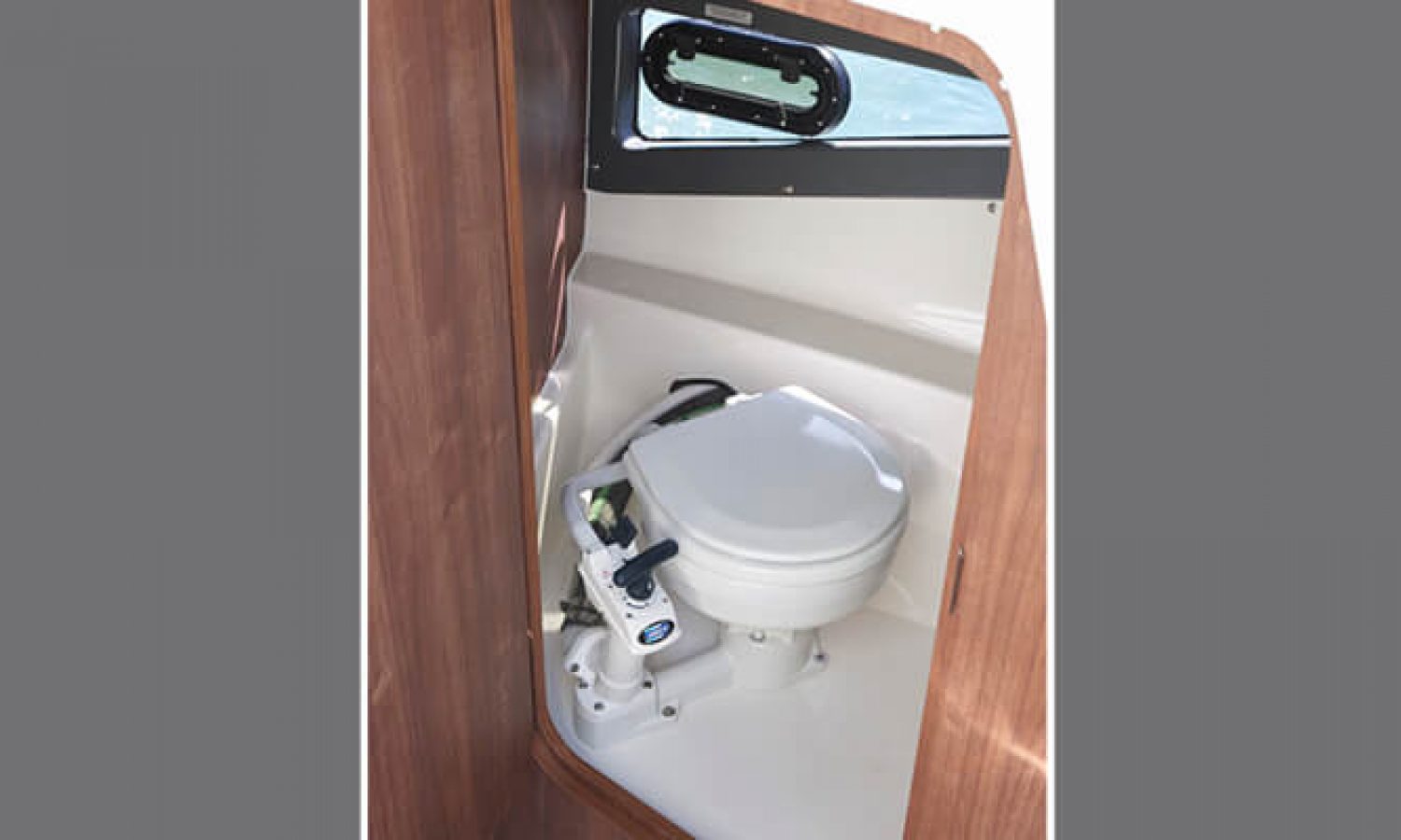 13fully-enclosed-sea-toilet_d70_composition_f